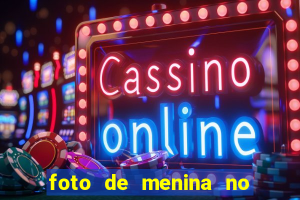 foto de menina no espelho cacheada